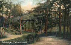 10115 Gezicht op de Zwitserse brug boven een sloot in het bos bij Driebergen. N.B.De gemeenten Driebergen en Rijsenburg ...